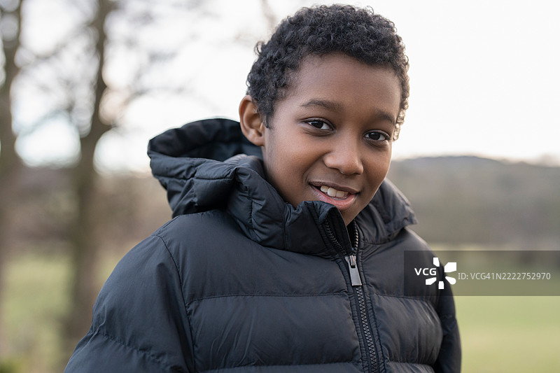 穿着冬季外套的男孩肖像图片素材
