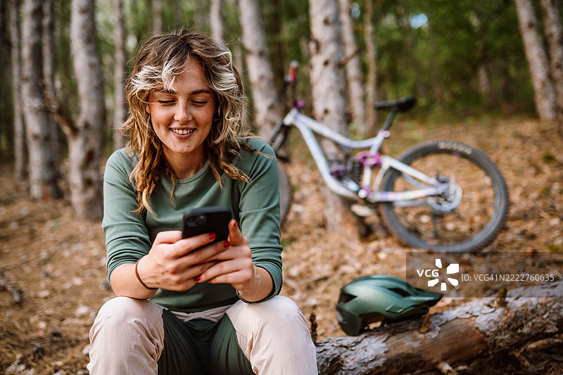 在森林里骑自行车的美好一天图片素材