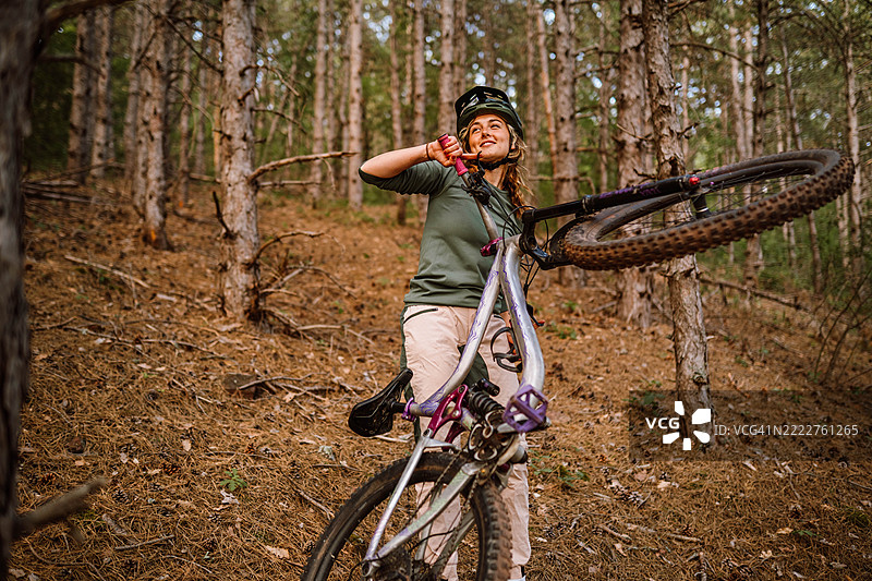 在森林里骑自行车的美好一天图片素材