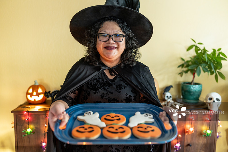 万圣节女巫与糖果图片素材