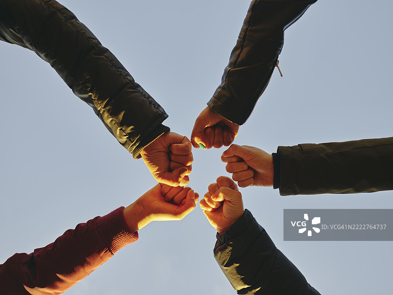 人们的手举向空中，从下方视角拍摄图片素材