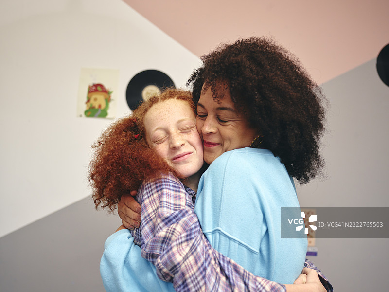 母女相拥图片素材