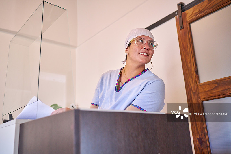 现代牙科诊所的专业女性接待员图片素材