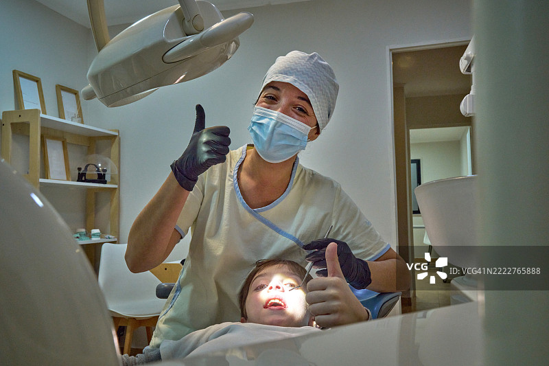 年轻的牙医通过向患者解释牙科程序来赢得信任图片素材