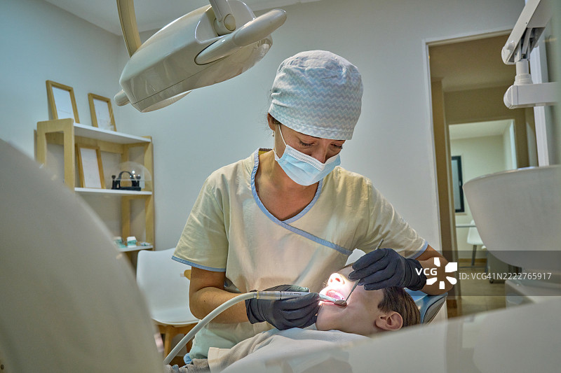 儿科牙医为儿童进行治疗性牙科干预图片素材