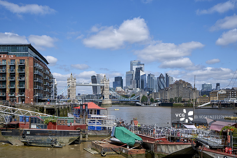 从泰晤士河南岸向西俯瞰伦敦市，英格兰，英国的全景。图片素材