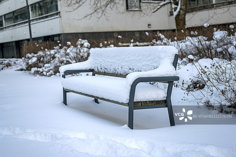 被厚厚的雪覆盖的长椅图片素材