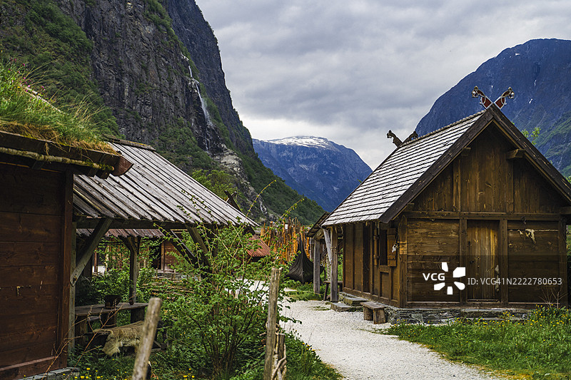 传统维京村庄与山脉图片素材