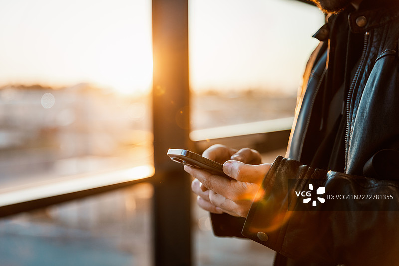 在机场用智能手机打字的手图片素材