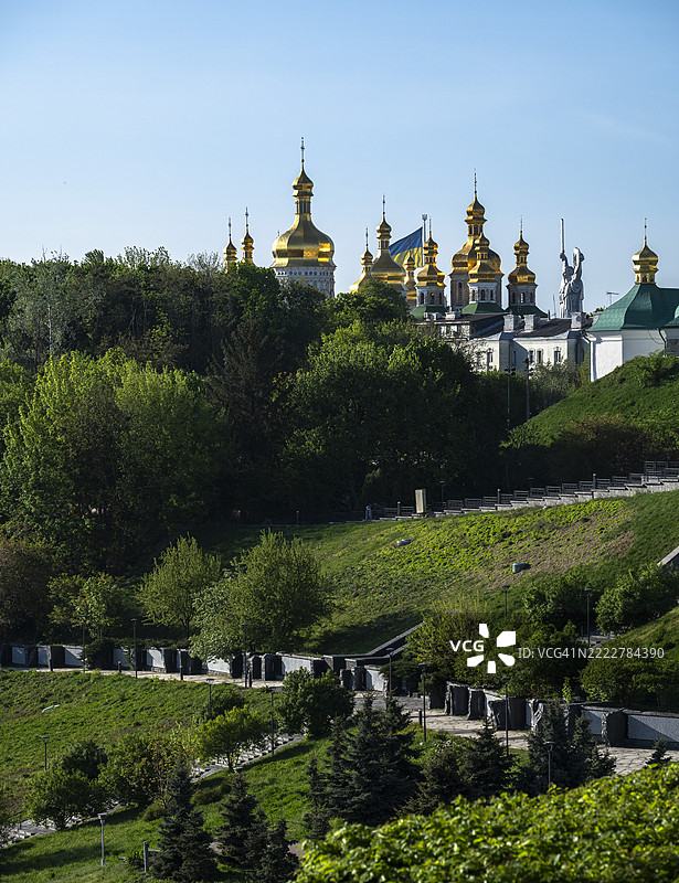 基辅佩乔尔斯克修道院在春天的晴朗蓝天下熠熠生辉图片素材