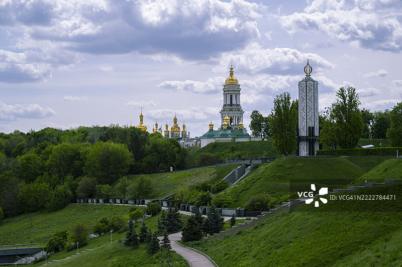 基辅佩乔尔斯克修道院和霍洛多莫尔纪念碑俯瞰着乌克兰基辅的绿色山丘图片素材