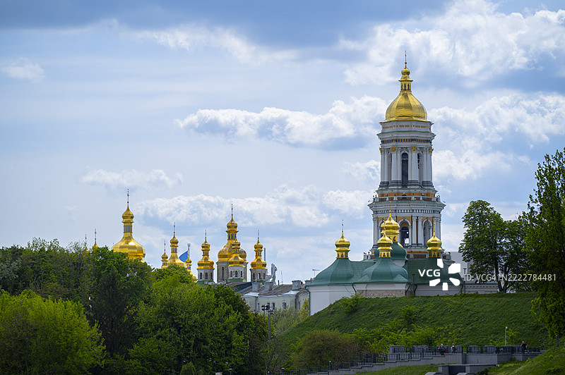 基辅佩乔尔斯克修道院教堂在乌克兰基辅的阴云下闪耀图片素材