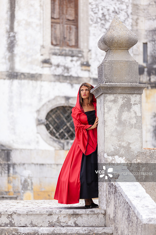 穿着中世纪红色裙子的女人图片素材