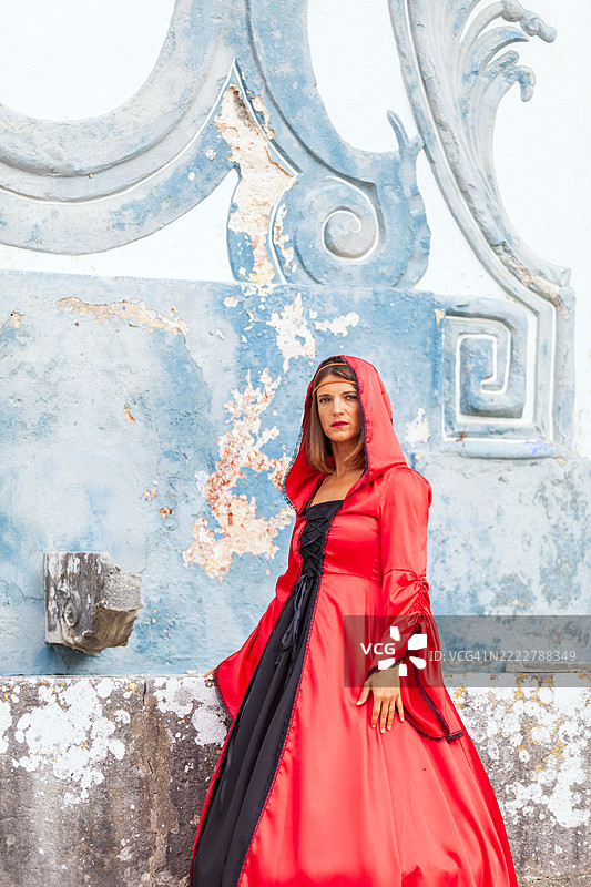 穿着中世纪红色裙子的女人图片素材