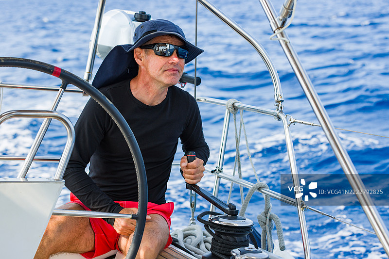 船长握住帆船上基尔帆的绞盘把手图片素材