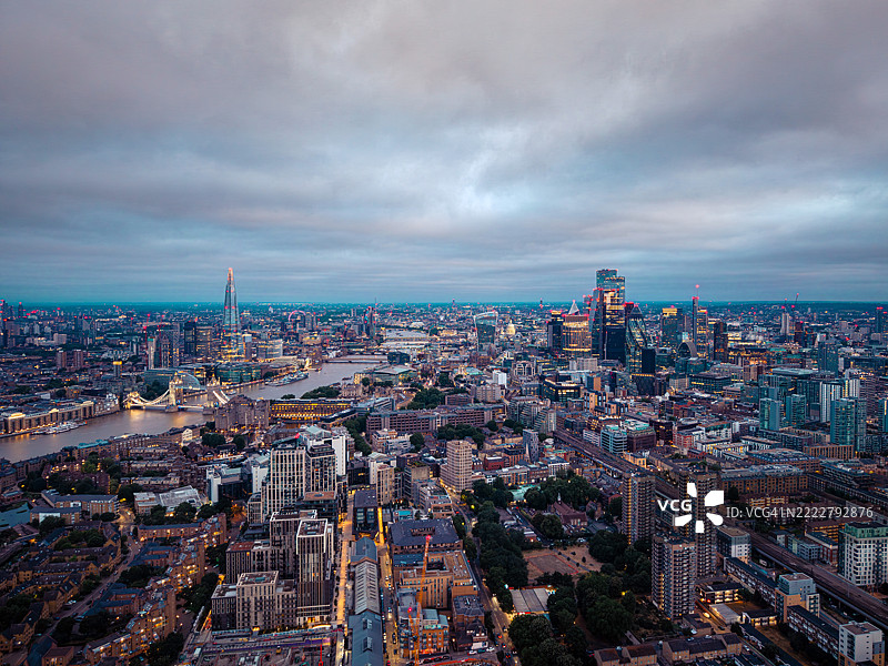 伦敦天际线，黄昏时分展现塔桥和碎片大厦图片素材