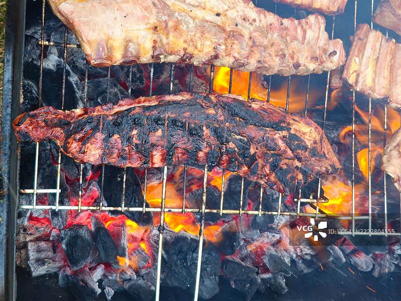 被火烧焦的猪肋骨。图片素材