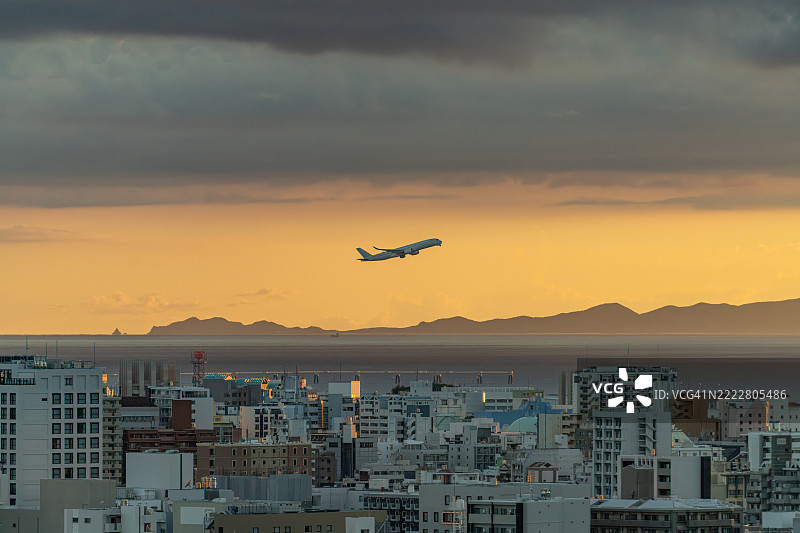 日本那霸市上空飞行的飞机图片素材