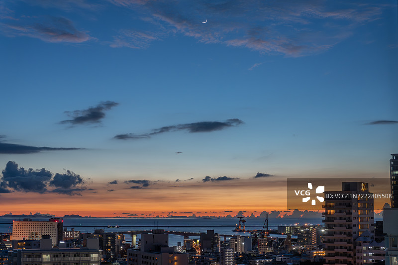 日本那霸市照亮建筑物上空的月亮图片素材