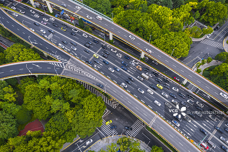 高架公路上的交通图片素材