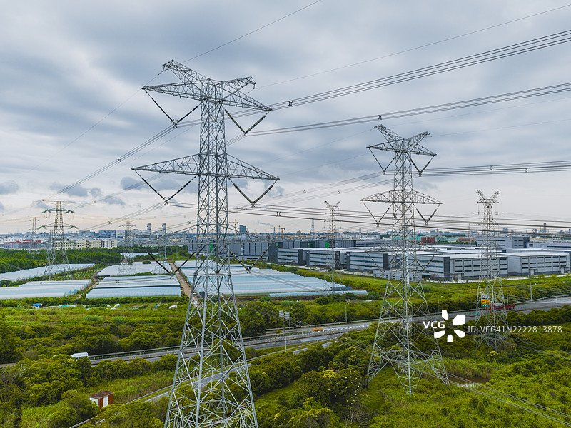 高压电力线和输电塔图片素材