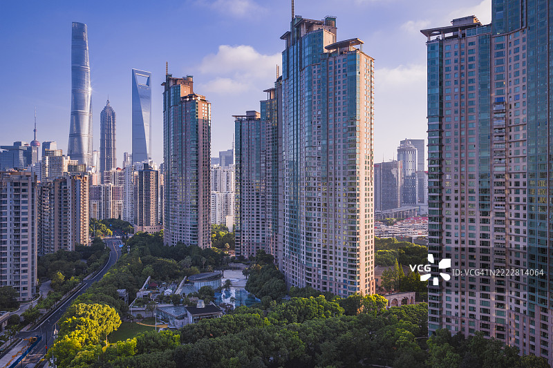 透过住宅公寓大楼俯瞰现代城市天际线图片素材