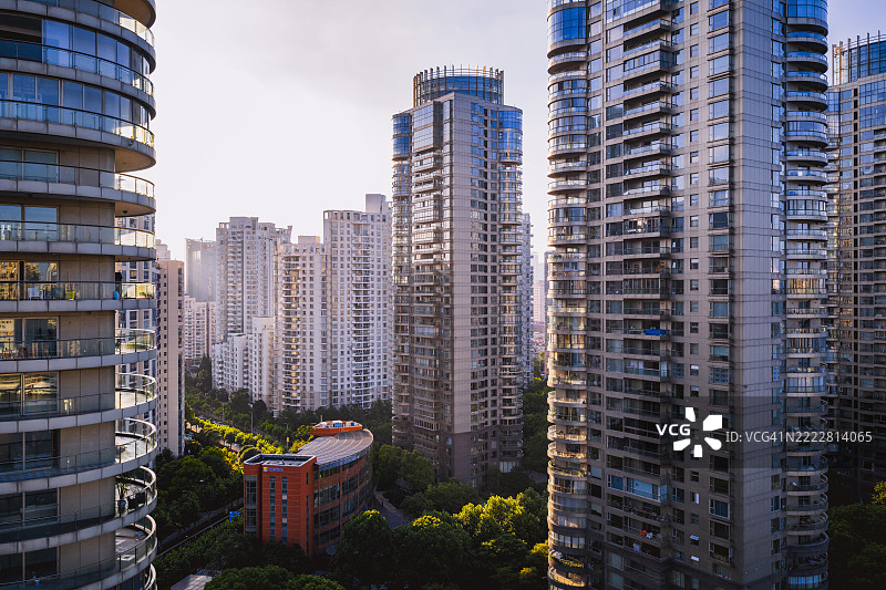 现代城市早晨的住宅建筑图片素材