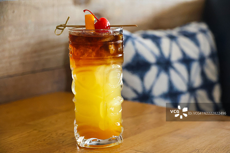 在提基杯中的迈泰鸡尾酒图片素材