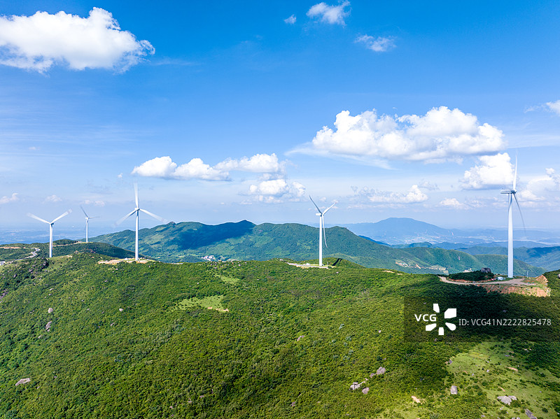 山顶上的风电场图片素材