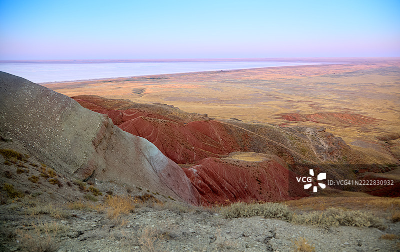 从山丘俯瞰草原的如画风景图片素材