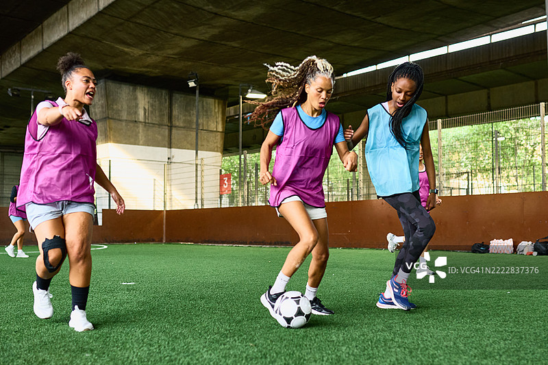 女性足球运动员在五人制比赛中控球图片素材