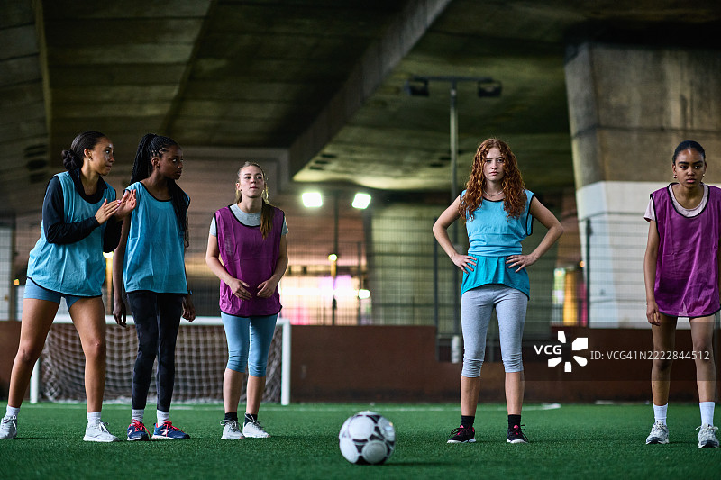 女足球运动员在五人制比赛中受到队友的热烈鼓掌图片素材