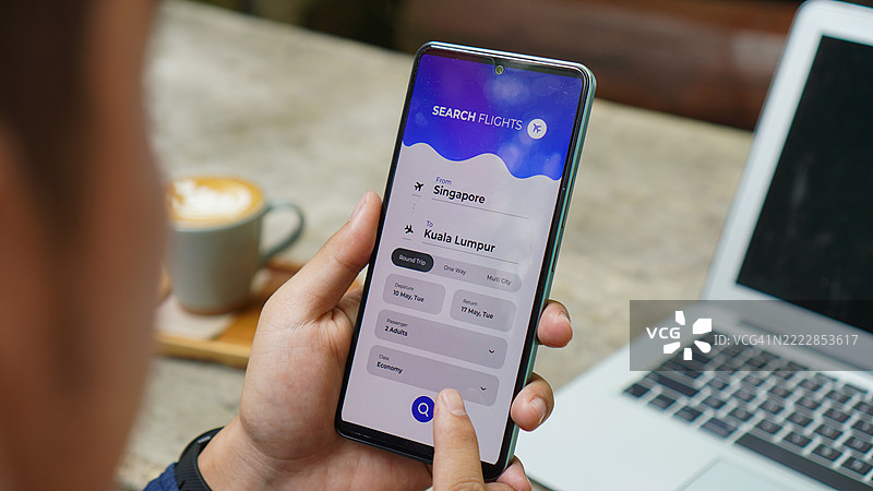使用智能手机预订机票图片素材