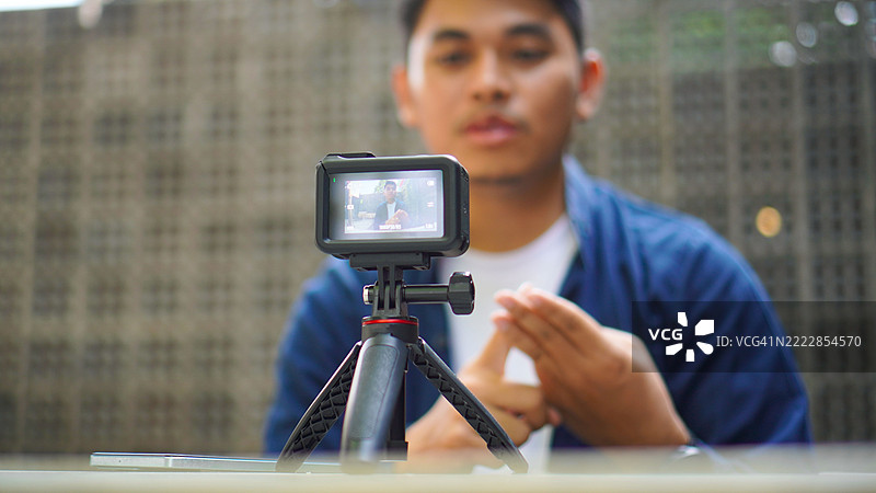 亚洲男子使用运动相机进行视频博客图片素材