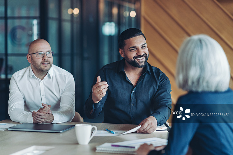 两位商人与客户交谈图片素材