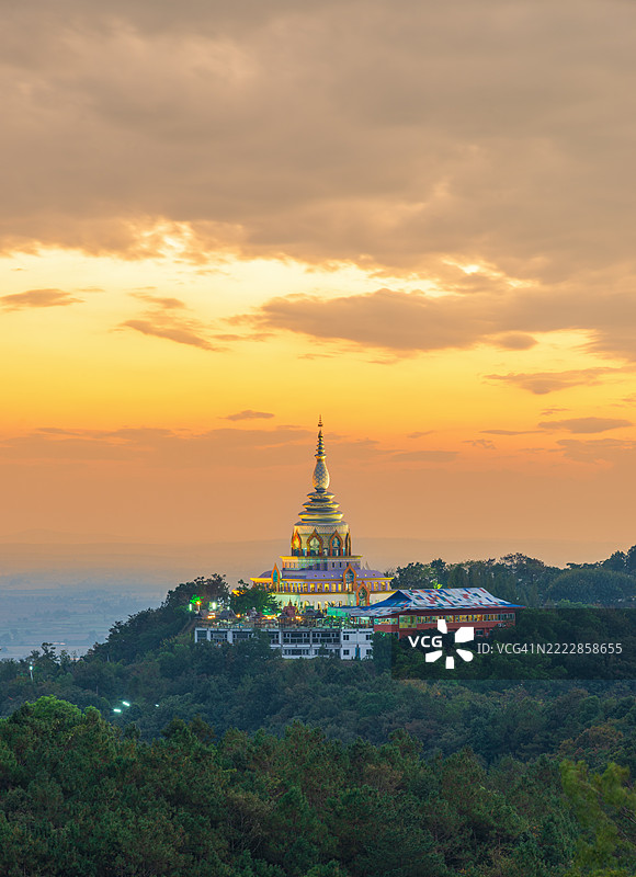 美丽的高角度日落景观，位于泰国清迈省梅艾区的塔通寺（皇家寺院）图片素材
