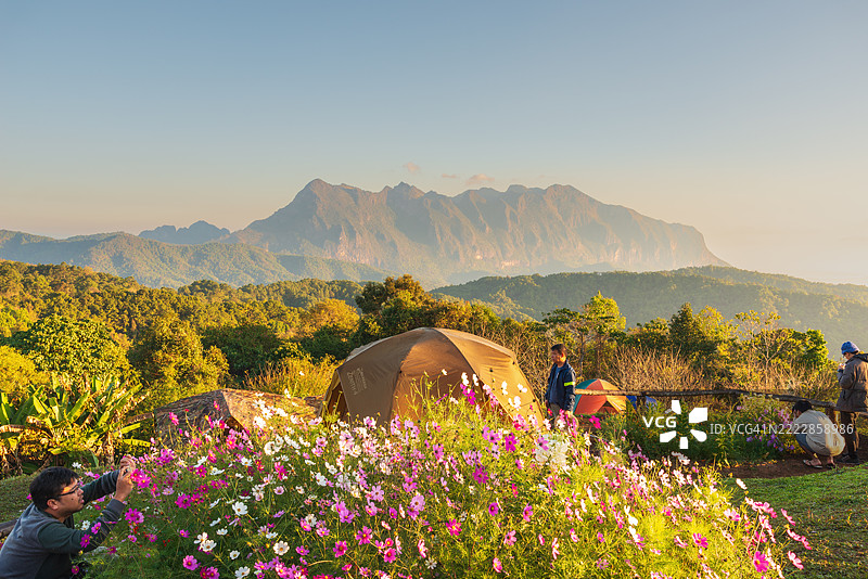 美丽的日出在清迈市中心附近的多伊梅塔曼旅游景点，如果天气晴朗，可以看到多伊鲁昂清道。图片素材