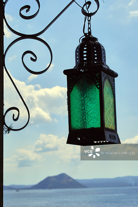 一盏黑色华丽的灯笼，带有绿色玻璃面板。图片素材