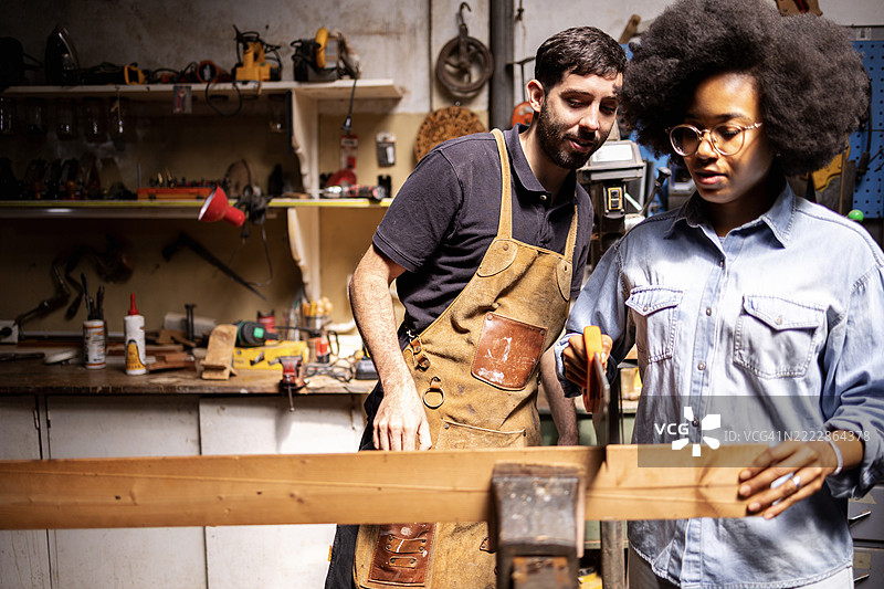 两位工匠在可持续木工车间合作图片素材