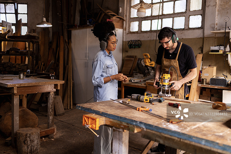 在可持续木工车间环境中合作的木匠们图片素材