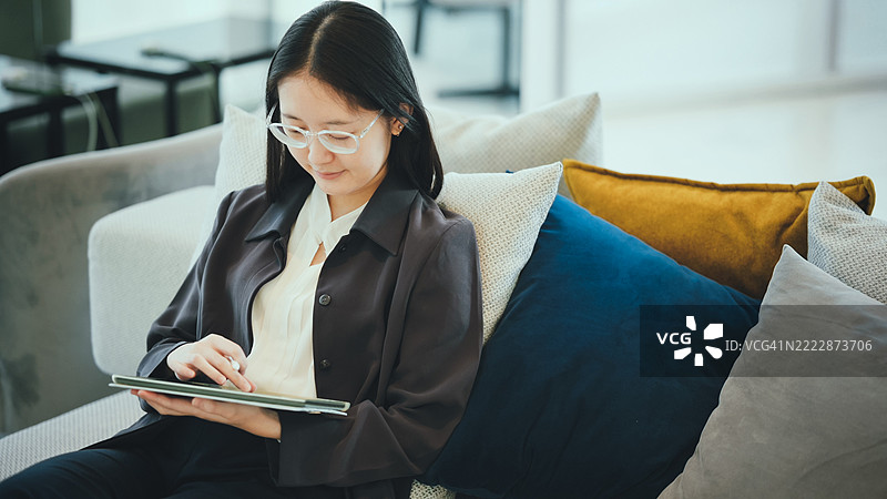 专业女商人在现代办公室远程使用数字平板进行战略规划。图片素材