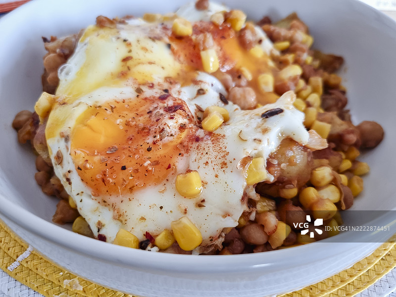 用鸡蛋和豆类烹饪健康餐点，盛在白色碗中图片素材