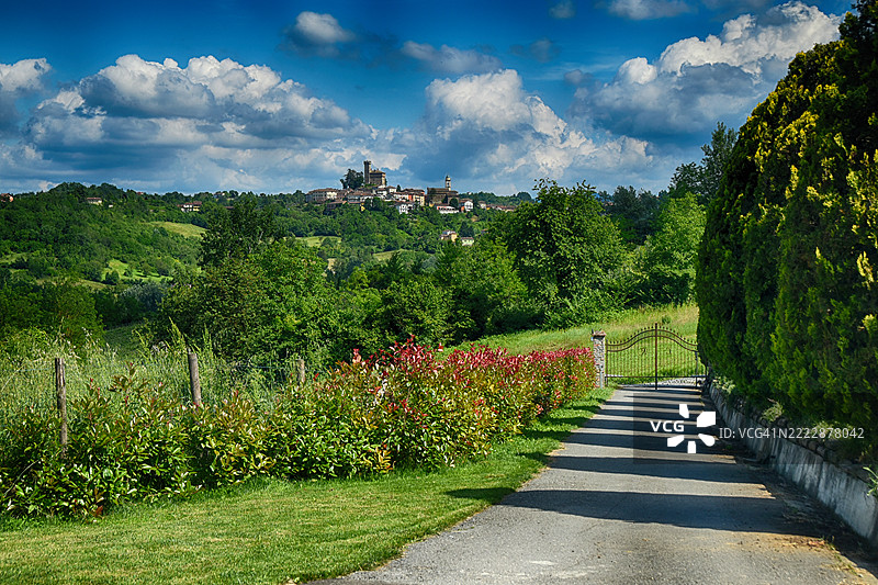 通往意大利皮埃蒙特亚历山德里亚蒙费拉托特里索比奥山顶村庄和城堡的道路图片素材