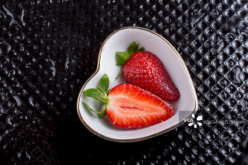 心形碗中半个草莓的俯视图图片素材
