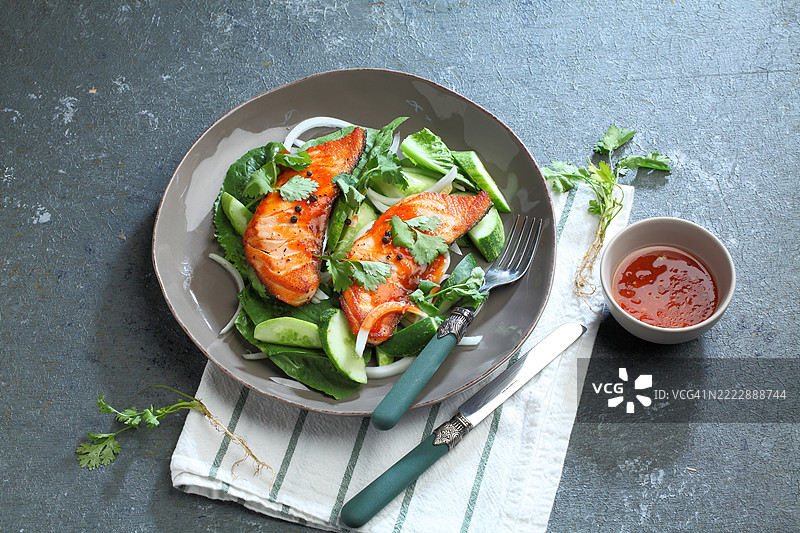 烤三文鱼沙拉图片素材