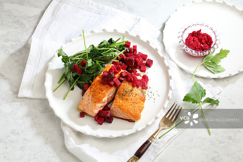 烤甜菜三文鱼图片素材