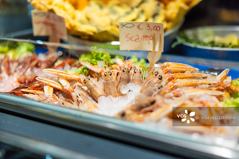 鱼市场的冷藏柜，里面有虾和螃蟹等海鲜图片素材