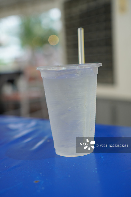 塑料杯中的冰水图片素材
