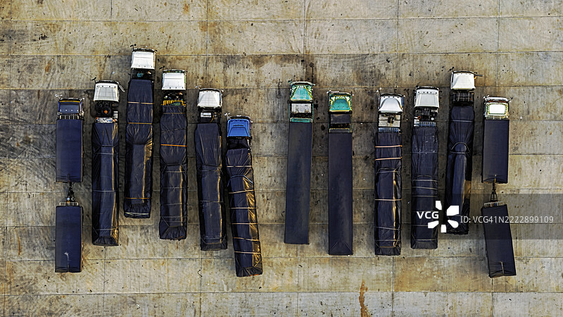 半挂车的空中俯视图。图片素材