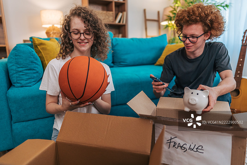 年轻情侣在打包物品，准备搬到新公寓图片素材